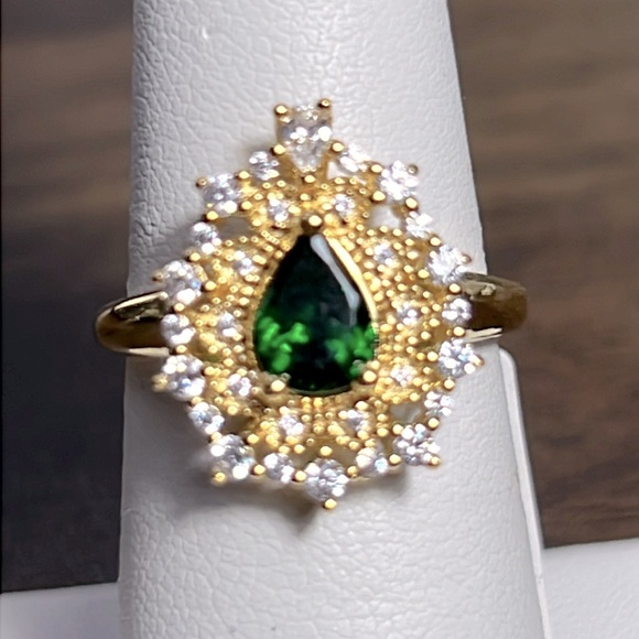 Bella Luce Emerald and White Diamond Simulants Ring - Picture 8 of 9